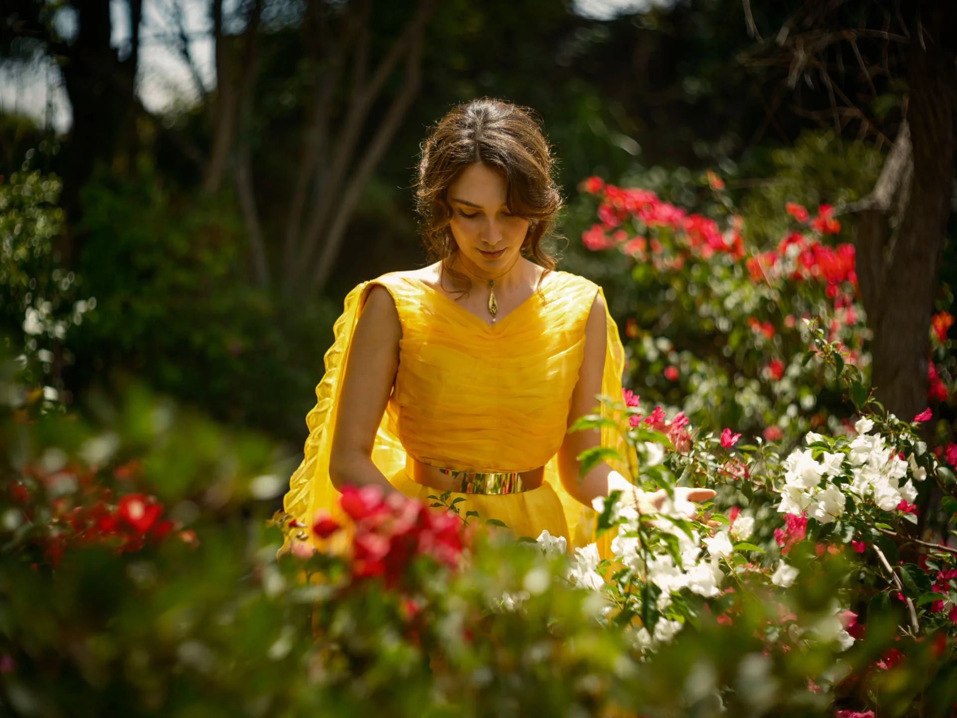 Celeste Lomelí con vestido amarillo en un bosque